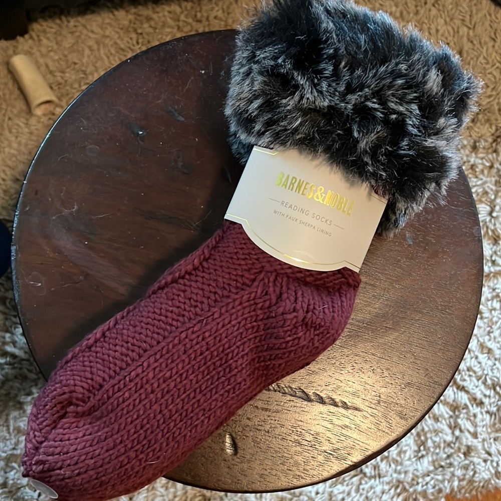 ⭐️BOGO⭐️ Barnes & Noble reading socks sizes 9-11